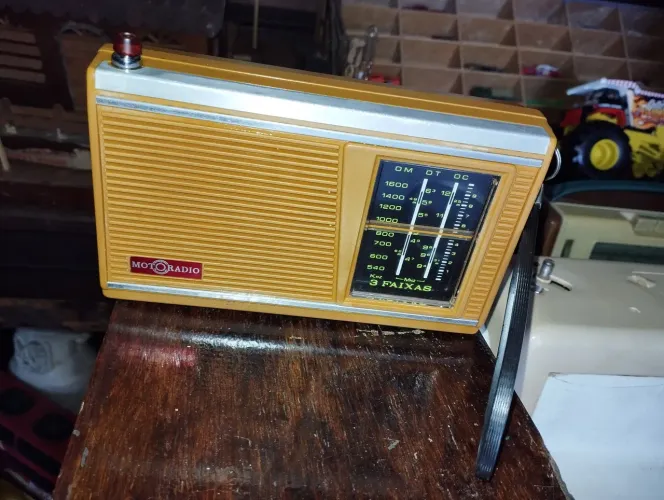Motoradio antigo de mão, funcionando.