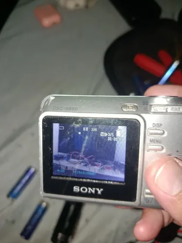 Vendo essa camera Sony pra conserto tem que colocar o flat de disparar a camera mais carca