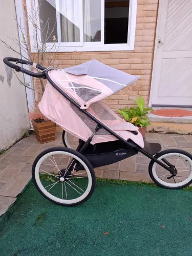 Carrinho de bebê para prática esportiva