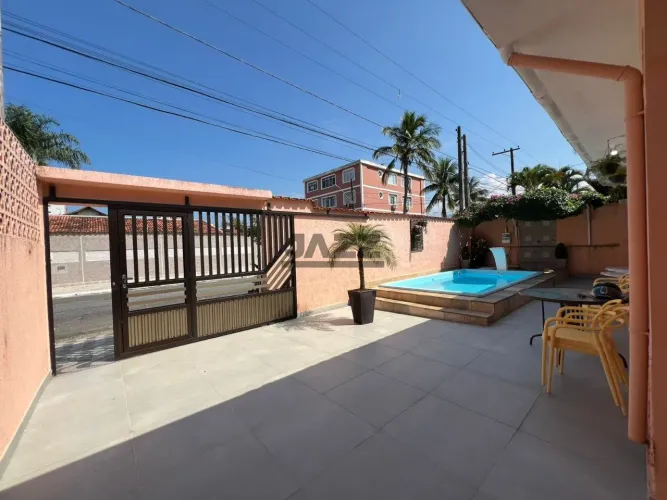 Casa à venda Isolada com 3 Dormitórios, Piscina com Cascata e Edícula a 230 Metros da