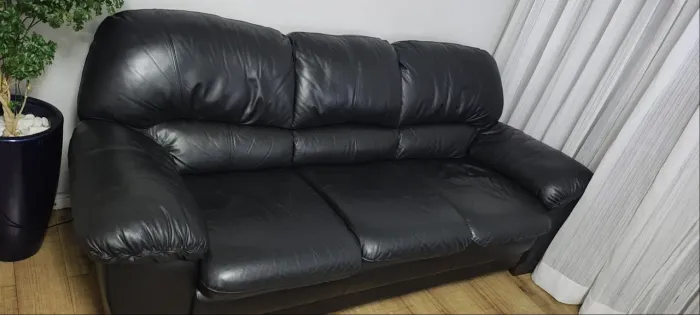 Sofá em couro 3 lugares - 700,00 para retirar até sexta-feira !!!