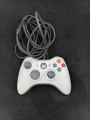 Controle para Xbox 360 com cabo de 3 metros em perfeito estado de uso .