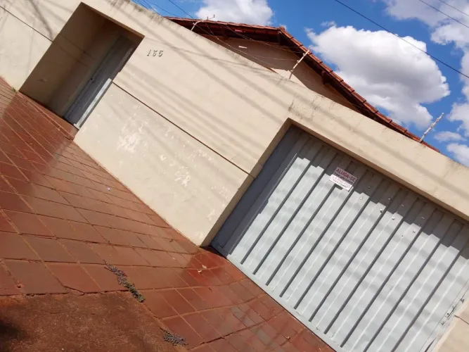 VENDE-SE OU ALUGA-SE UMA CASA NO SETOR UNIVERSITARIO EM ITUIUTABA
