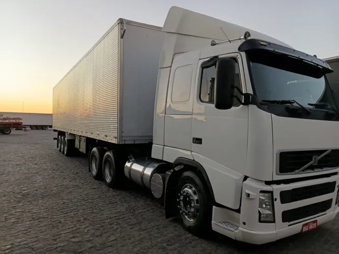 Volvo FH 2006 + carreta baú 28 paletes 