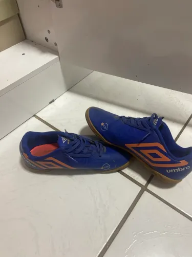 Chuteira umbro da loja