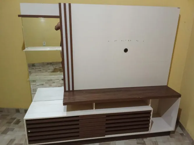 Painel com Rack para tv e espelho lateral