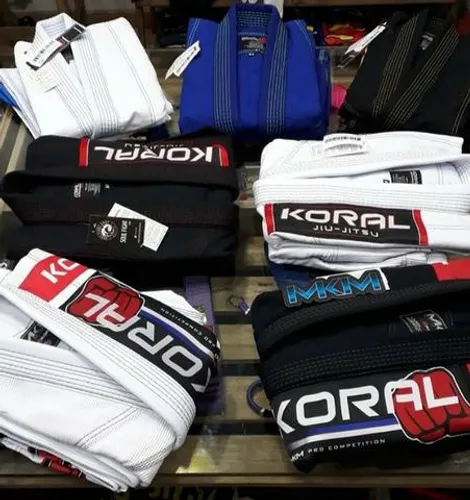 Tudo para Jiu Jitsu Kimono Tatame Faixa Rash Guard Bermuda mma
