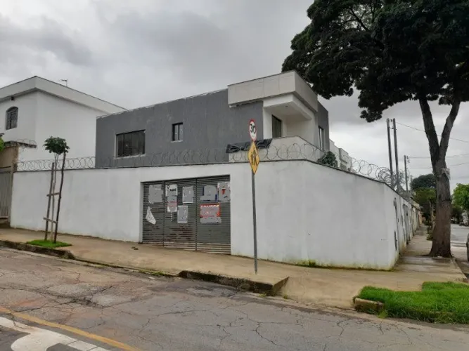Excelente Casa de Esquina, Tres quartos, sendo um com suite, duas vagas.