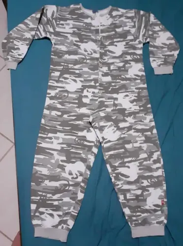 Macacões pijama manga longa Puket, estampados, nos tamanhos 8 e 10. Seminovos