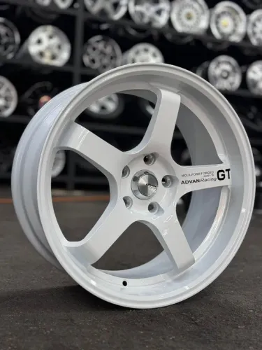 Rodas Advan GT branca aro 18