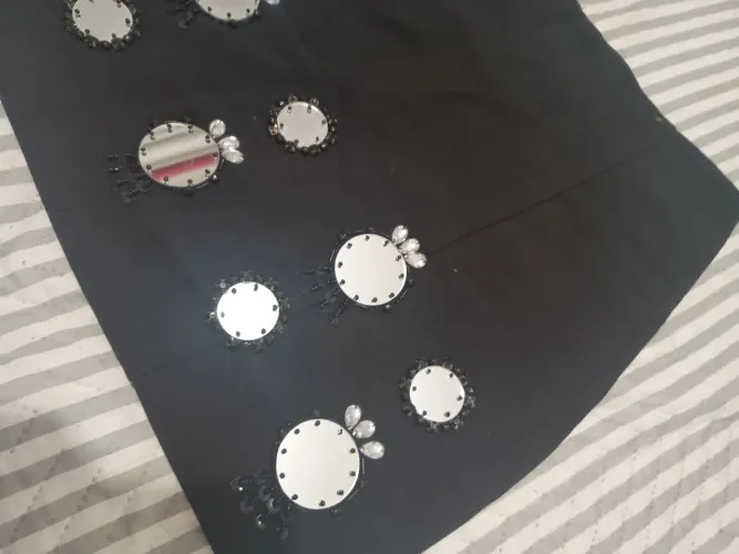 Saia preta com detalhes espelhado M