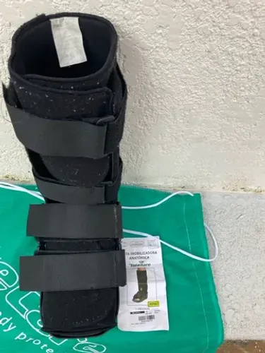 Vendo uma bota ortopédica .