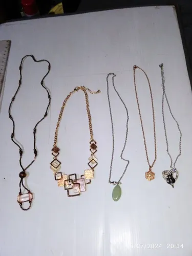 Colares femininos. Bijuterias de ótima qualidade. Kit com 5 peças.