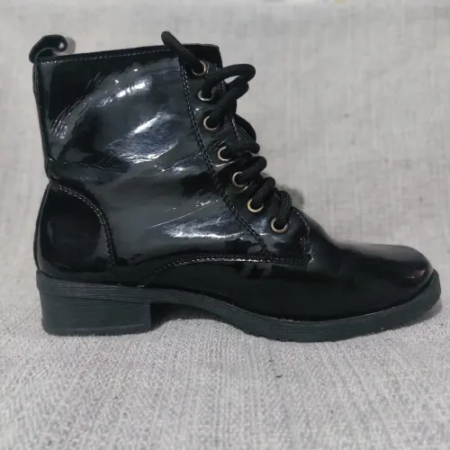Bota infantil de vinil preta