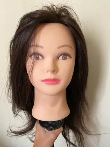 Boneca treino cabelo penteado 