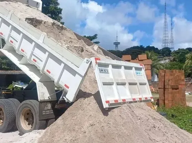 Caçamba de brita e areia