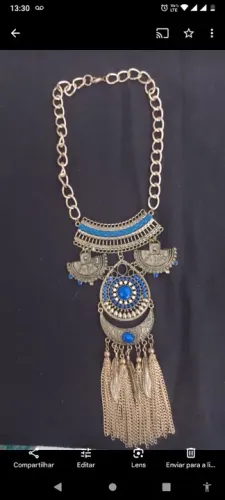 colar com detalhes em azul royal