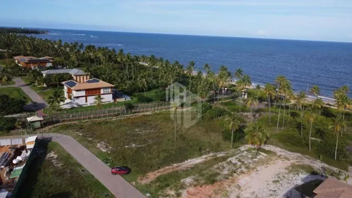 Lote na primeira linha da praia, frente mar ou pé na areia, no Condomínio Praia Bella, Pra
