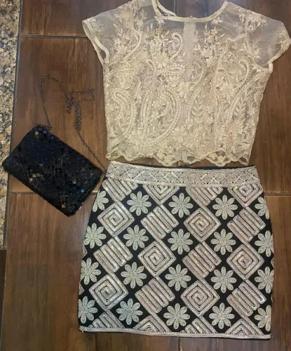 Conjunto blusa e saia bordados