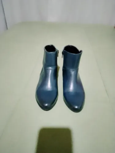 Duas botas femininas,tamanho 35, muito bem conservadas