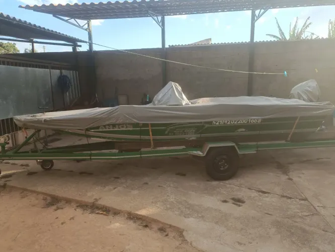 Lancha de pesca e laser 