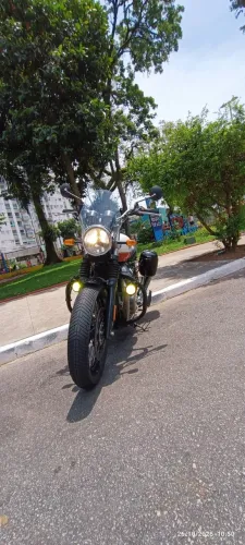 Royal Enfield interceptor 650 preparada para viagens