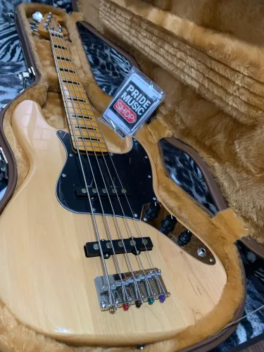 Baixo Squier Classic Vibe 70?s 5 cordas com case Kromus