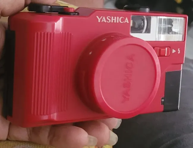 Máquina fotográfica antiga YASHICA