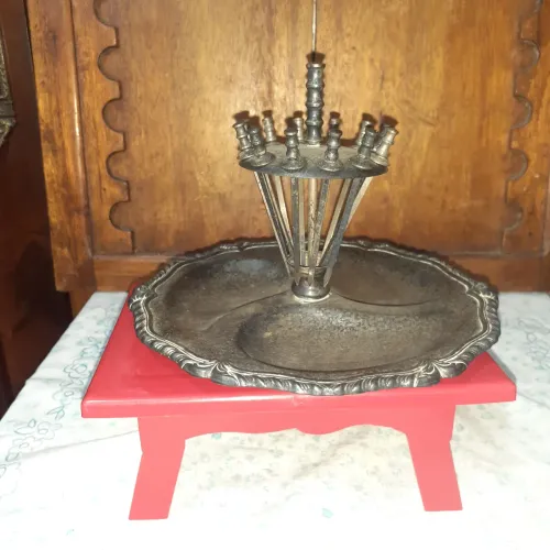Petisqueira de mesa antigo com  12 paliteiros banhado a prata