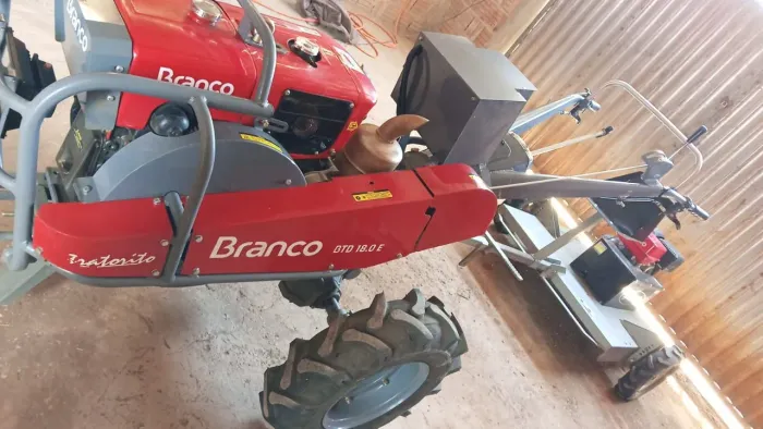 Micro trator branco 18hp. Partida eletrica