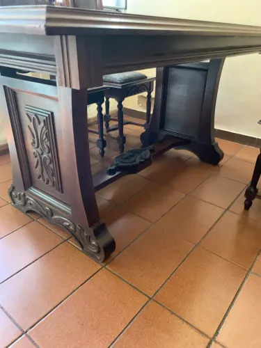 Mesa de madeira maciça - estilo colonial 