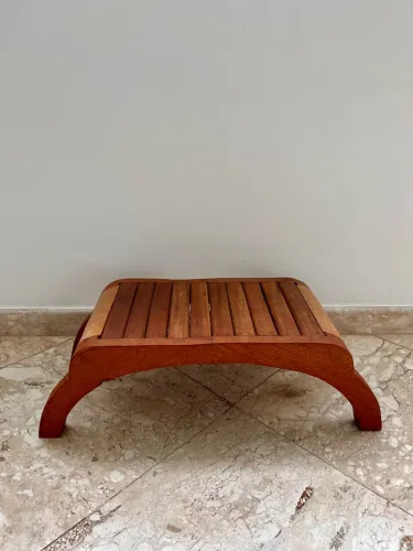 Banqueta de Madeira Maciça - Design Clássico