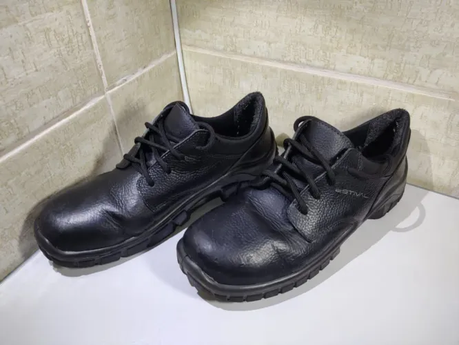 Sapatos de segurança pretos e com Biqueira PVC.