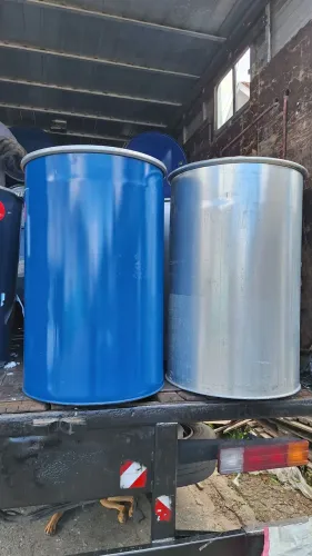 Tambores 200L lindíssimos com tampa removível ótimos para mesas externas