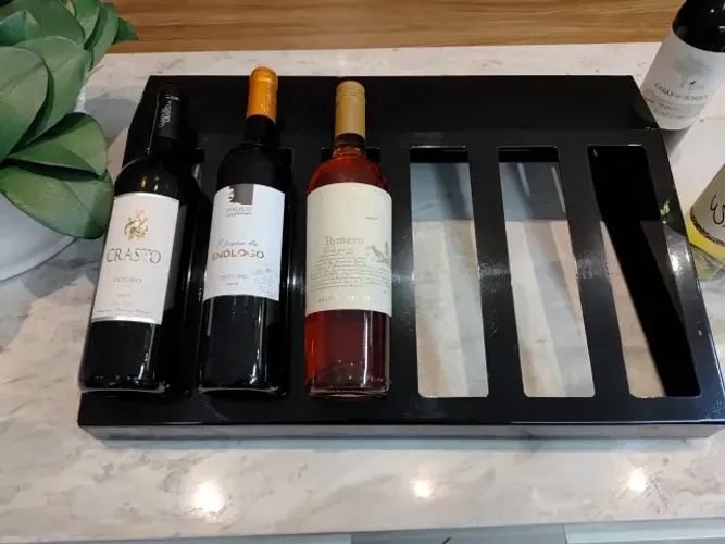 Suporte/expositor para vinhos de mesa, em metal preto, super novo