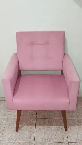Poltrona em Suede Rosa com pé em Madeira 