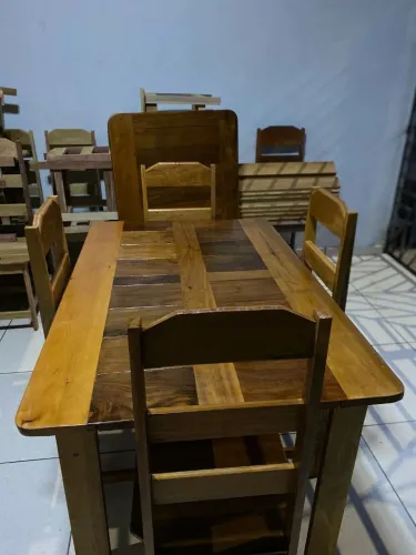 Mesa de Jantar em Madeira Maciça