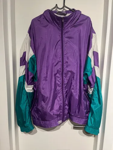 Casaco Corta-Vento Leve Vintage Anos 80 da Flagship. Branco, Roxo e Verde