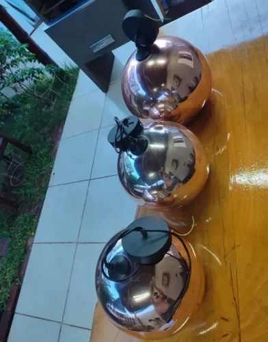 Lustre Moderno Esférico em Metal Dourado