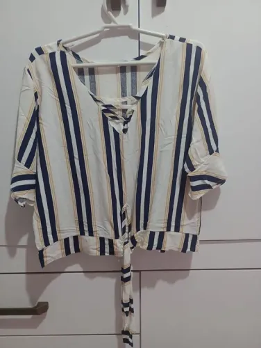 Blusa listrada branca e azul com amarração