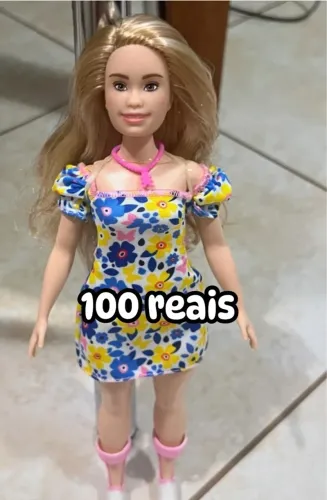Boneca Barbie com vestido floral