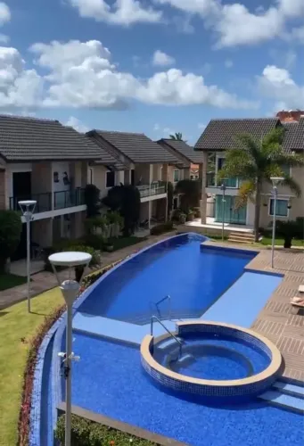 ALUGO Casa de alto padrão em condomínio fechado em Salinas 