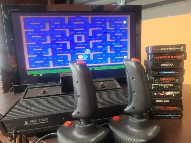Atari 2600 perfeito estado com 11 jogos(Pack Man, Donkey Kong, Space Invaders, River Raid)