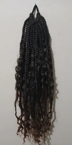 Rabo de cavalo trança bolo com alguns cachos ao longo do comprimento 