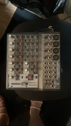 Mesa de som Behringer Xenyx 1202