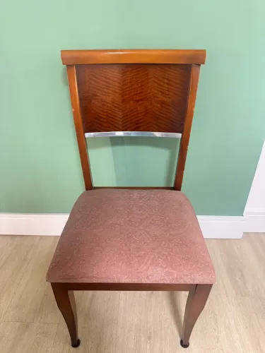 Cadeira para mesa em madeira com estofado 