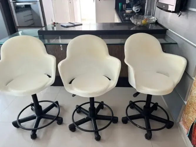 Cadeiras giratórias brancas com rodinhas