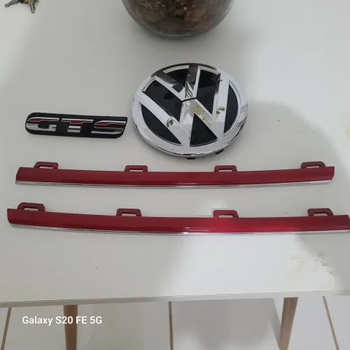 Emblema GTS original e frisos grade Polo gts