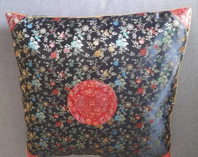Almofada (capa+enchimento) chinesa, com motivos florais, preta, vermelha e dourado.
