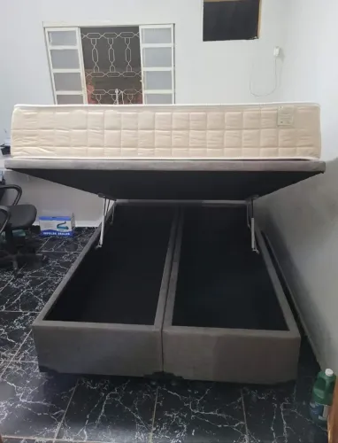 Cama Queen. Bau e colchão